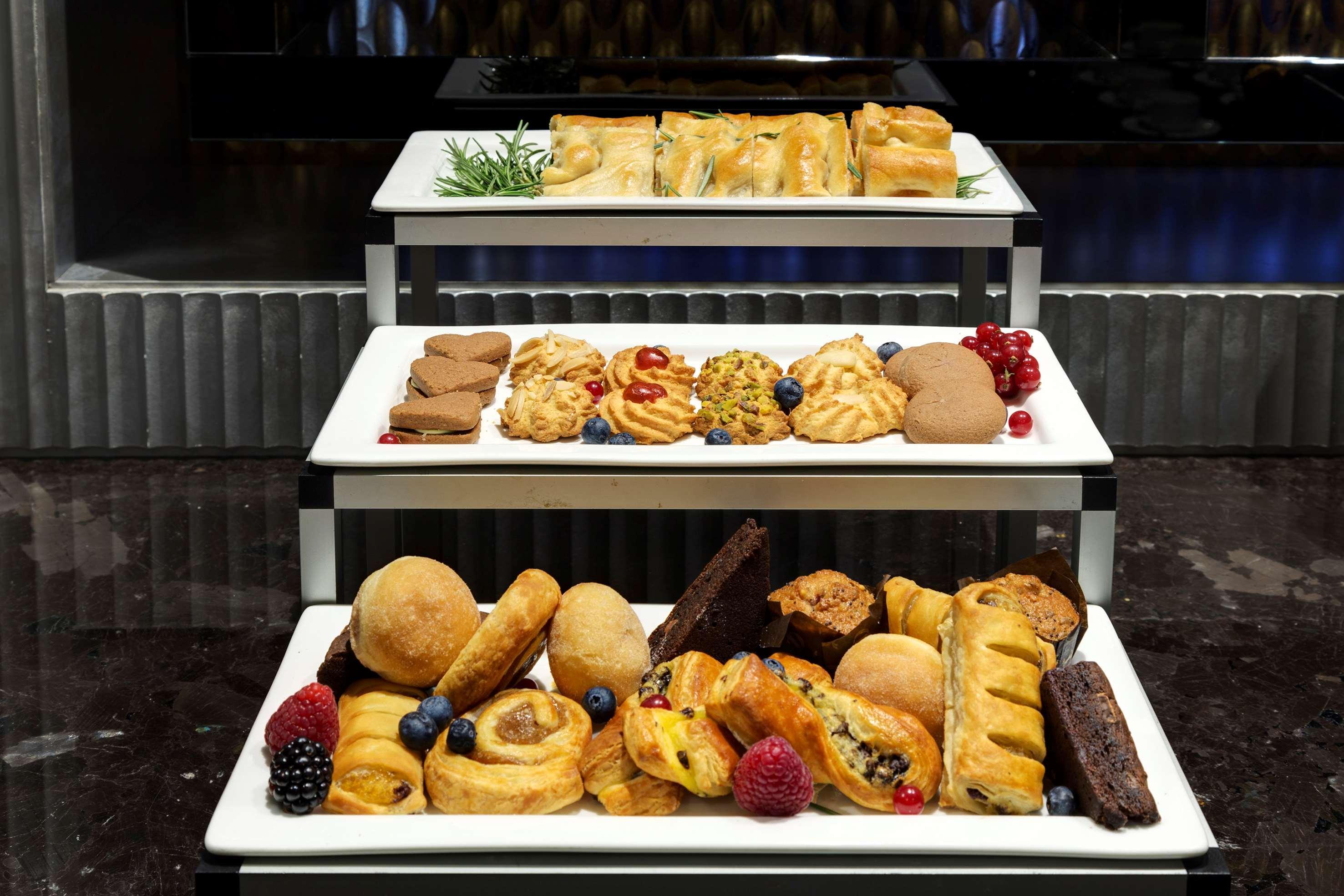 Meliá Genova Hotel Exterior foto A selection of pastries