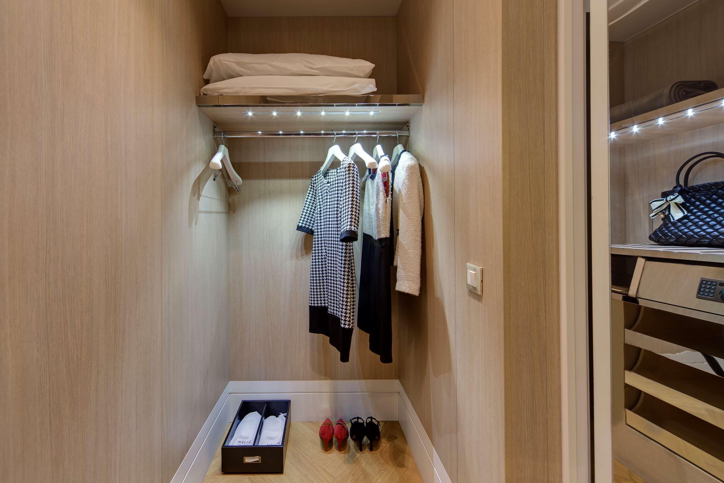 Meliá Genova Hotel Exterior foto A walk-in closet