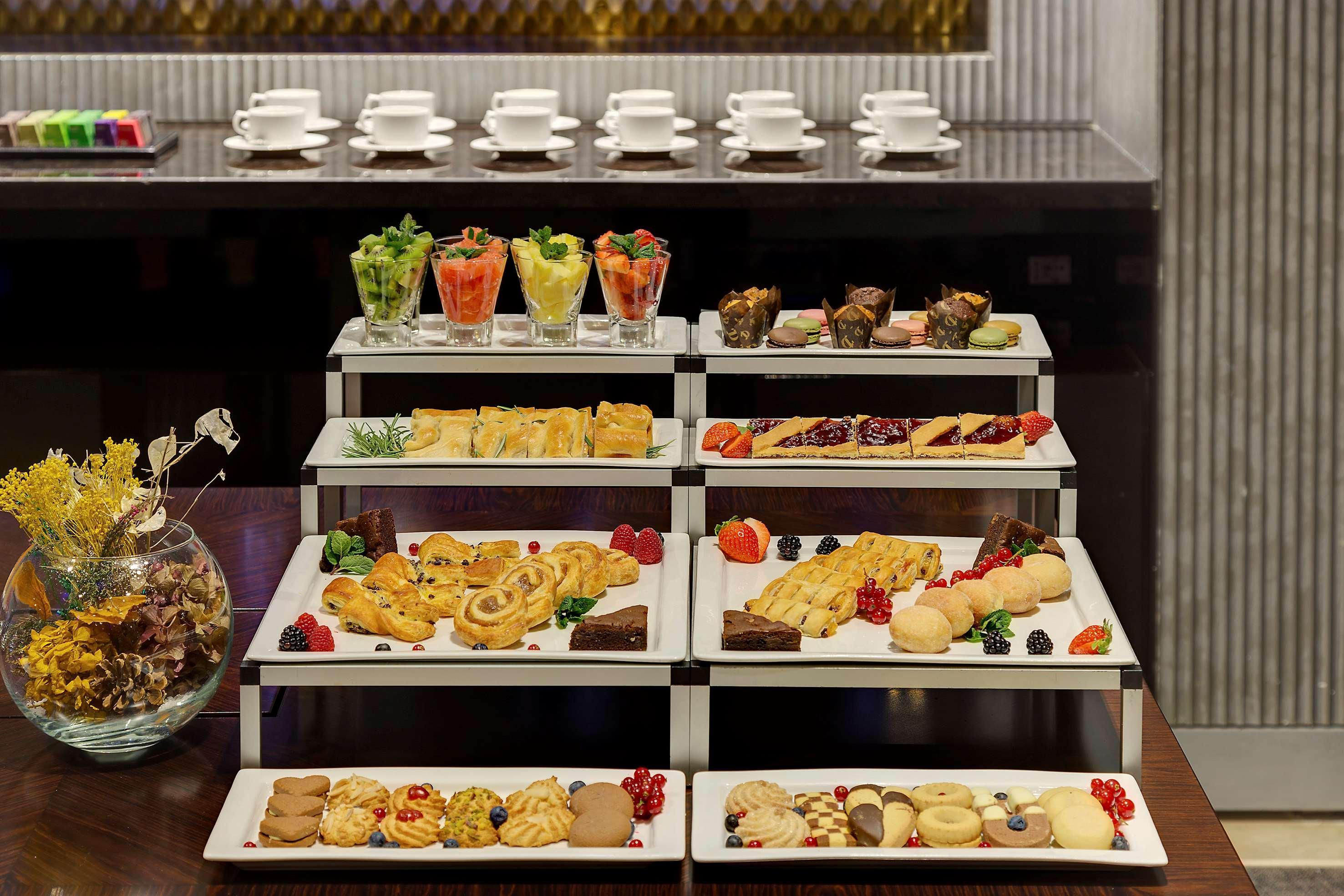 Meliá Genova Hotel Exterior foto A dessert buffet