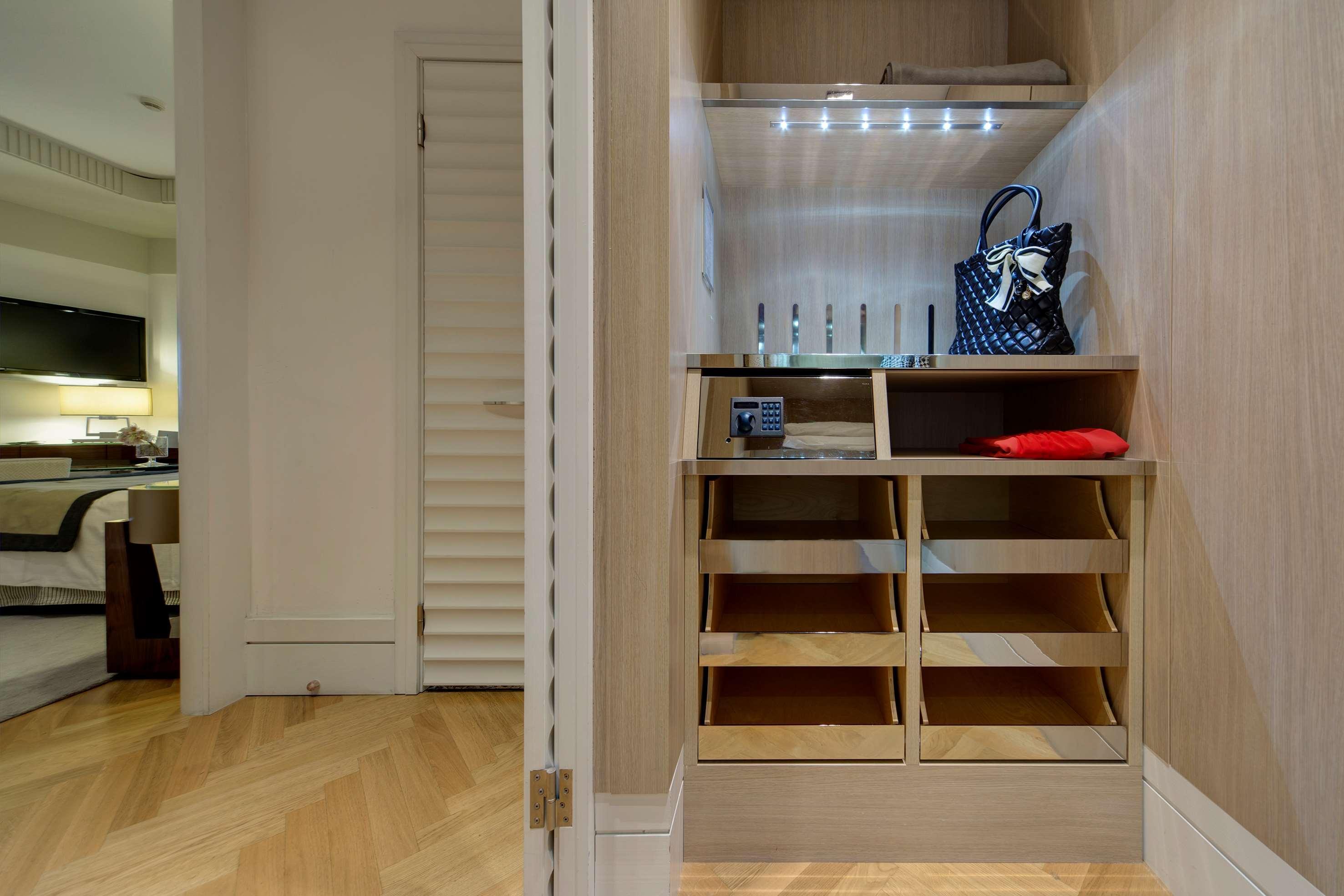 Meliá Genova Hotel Exterior foto A shoe closet